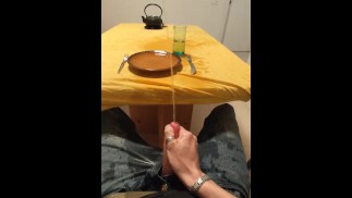 Essen, aber Pisse auf den Tisch spritzen müssen