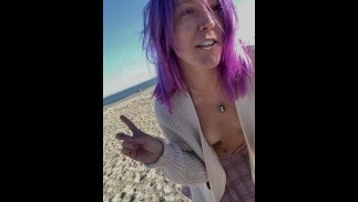 Atrevido a dejar la ropa y caminar en la playa pública desnudo
