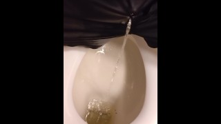 男性がトイレに駆け込んだけど、間に合わずお漏らしした動画