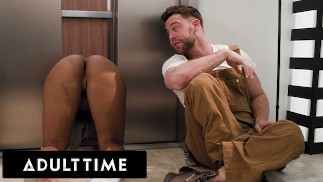 ADULT TIME - Perverzní údržbář muž šuká srpna skye, zatímco ona je uvízlá ve výtahu!