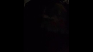 捕まるのを期待して外で撫でる