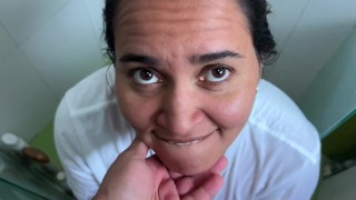 POV Ich entdecke meine Stiefmutter beim Masturbieren unter der Dusche und ficke sie, bevor mein Vater kommt
