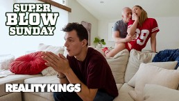 REALITY KINGS - Pro panenku Lucy je tak těžké zůstat věrný svému příteli, když se dívá na Super Bowl
