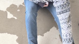 公共の場でジーンズのパンツに駆け込む暖かいおしっこ。