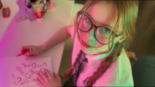 眼鏡をかけた女子高生は宿題の代わりにペニスを描き、テーブルの上で犯された