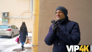 SCHULDEN4k. Schöner Shopaholic wird von Schuldeneintreiber in Gegenwart des Ehemanns genagelt
