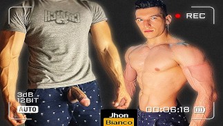 Kolumbijský hřebec ukazuje své obrovské bicepsy a nakonec si hladí penis