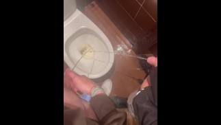 Dva heterosexuální kluci spolu čůrají v baru