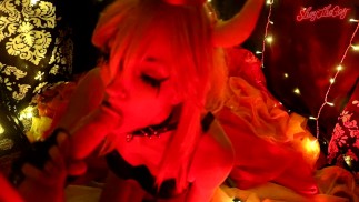 POVクッパ姫コスプレの女の子はあなたのコックを吸います