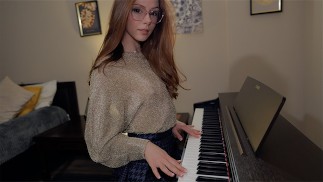 Une pianiste en collants déchirés joue le thème d'Interstellar