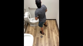 Mijando onde eu não deveria