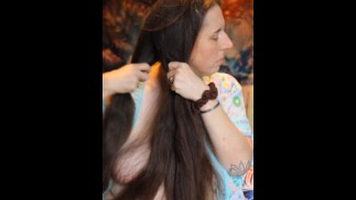 MILF mit großen Titten bürstet lange Haare UND mehr