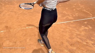 ナイキプロのTennisの女の子が試合後にドライhumping