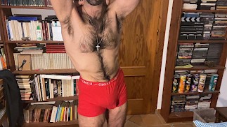 Hot knapperd trekt zich af en CUMS helemaal over zijn eigen shirt