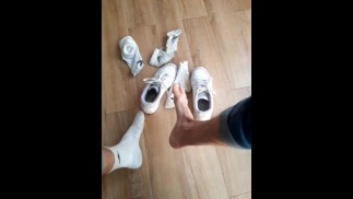 本物のスニッファーのための臭い靴下と足