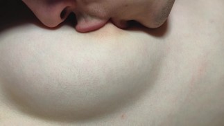 即使你也无法抗拒她的小。我喜欢舔她的奶子！