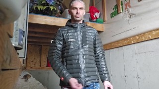 Masturbation mit glänzender Jacke