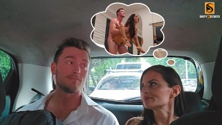 Я ВСТРЕЧАЮ НЕЗНАКОМЦА В АЭРОПОРТУ, И МЫ ТРАХАЕМСЯ