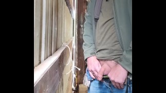 Ich wollte so verzweifelt pinkeln, dass ich meinen Schwanz nicht rechtzeitig herausholen konnte