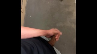 Uomo in crociera nei bagni pubblici, grande sborrata dopo l'allenamento.