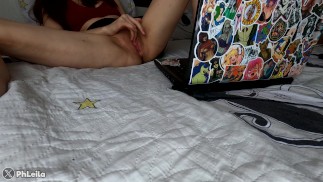 Przybrana siostra ogląda porno i masturbuje się słodką cipką