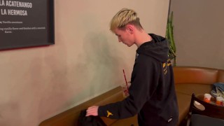 カフェの公衆トイレで2人の男が性交してキス