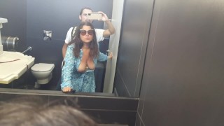 Madrastra fue follada en el baño de mujeres del centro comercial