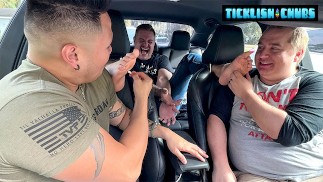 Blond Wesoły Ryder Śmieje Się Głośno, Gdy Jego Stopy Są Łaskotane