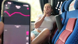 Rischioso! Ragazza sborra sull'autobus pubblico con vibratore