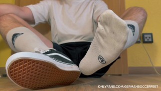 トレーニング後に必須のサッカーソックスの匂いを嗅ぐドイツのサッカー少年