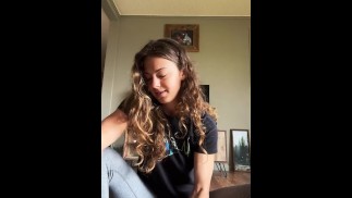 tiktok meisje squirt per ongeluk tijdens Live met massagepistool
