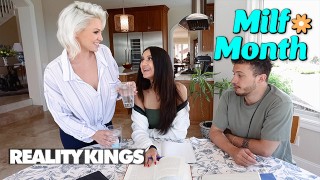 REALITY KINGS - Charli Phoenix troost haar stiefzoon's vriendin Eliza Ibarra voordat ze een trio hebben