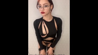 珍しい衣装を着たアジアの女の子が完璧なボディをセクシーに見せる