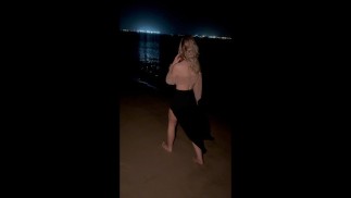 ホットチアリーダーとの休暇中のSNAPCHATはビーチでのセックスで終わります