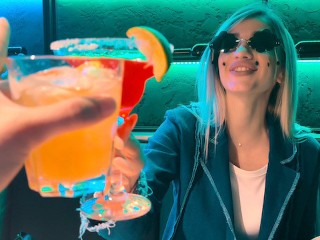 Neukte Een Blondine in Het Toilet Van Een Nachtclub Op De Eerste Date