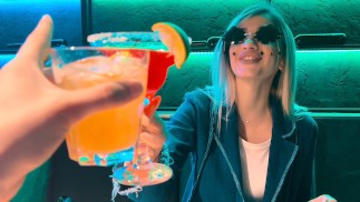 Follada rubia en el baño de un club nocturno en la primera cita