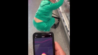 De weelderige vibrator van mijn vriendin in het openbaar besturen
