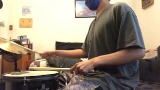 tocando o tema pornhub na bateria enquanto os pais estão gemendo na outra sala