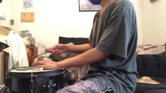 私がドラムを演奏している間、他の部屋でうめき声を上げている両親33
