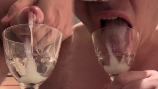 Twee keer klaarkomen in een glas en het opdrinken - sperma eten