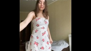 Cutie Tímida Tira O Vestido E Mostra Seu Corpo Jovem