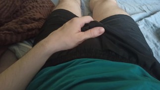 ショートパンツの男はエロティックに彼の股間を撫でる