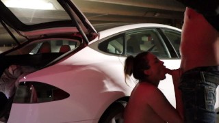 Barista a Denver Mi ha lasciato scoparla nel parcheggio pubblico dopo l'ultima chiamata