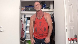 NASTYDADDY Buffed Trace Omalley annusa il suo sospensorio mentre si masturba