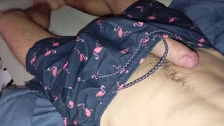 巨大なコックを持つハンサムな男が手コキの新シーズンとともに帰ってきた