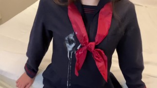 Eine Menge Sperma spritzt auf die Schuluniform einer japanischen Schülerin