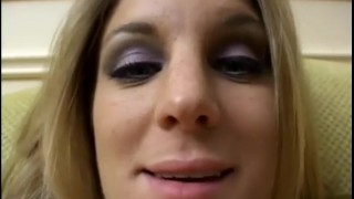 Rubia cachonda culo jizzed después de una mamada POV