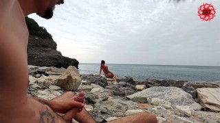 意大利女孩在海滩上被变态射精到嘴里（早泄）