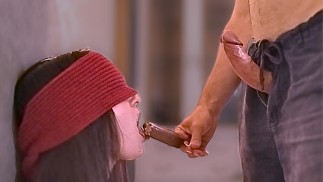 ZMRZLINOVÁ HRADA. Nevlastní sestra si nevšimla, že ji krmím pérem během hry chutí.