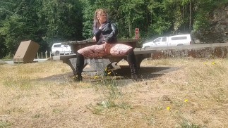 公道の横で剃った猫を放尿してこすります熟女